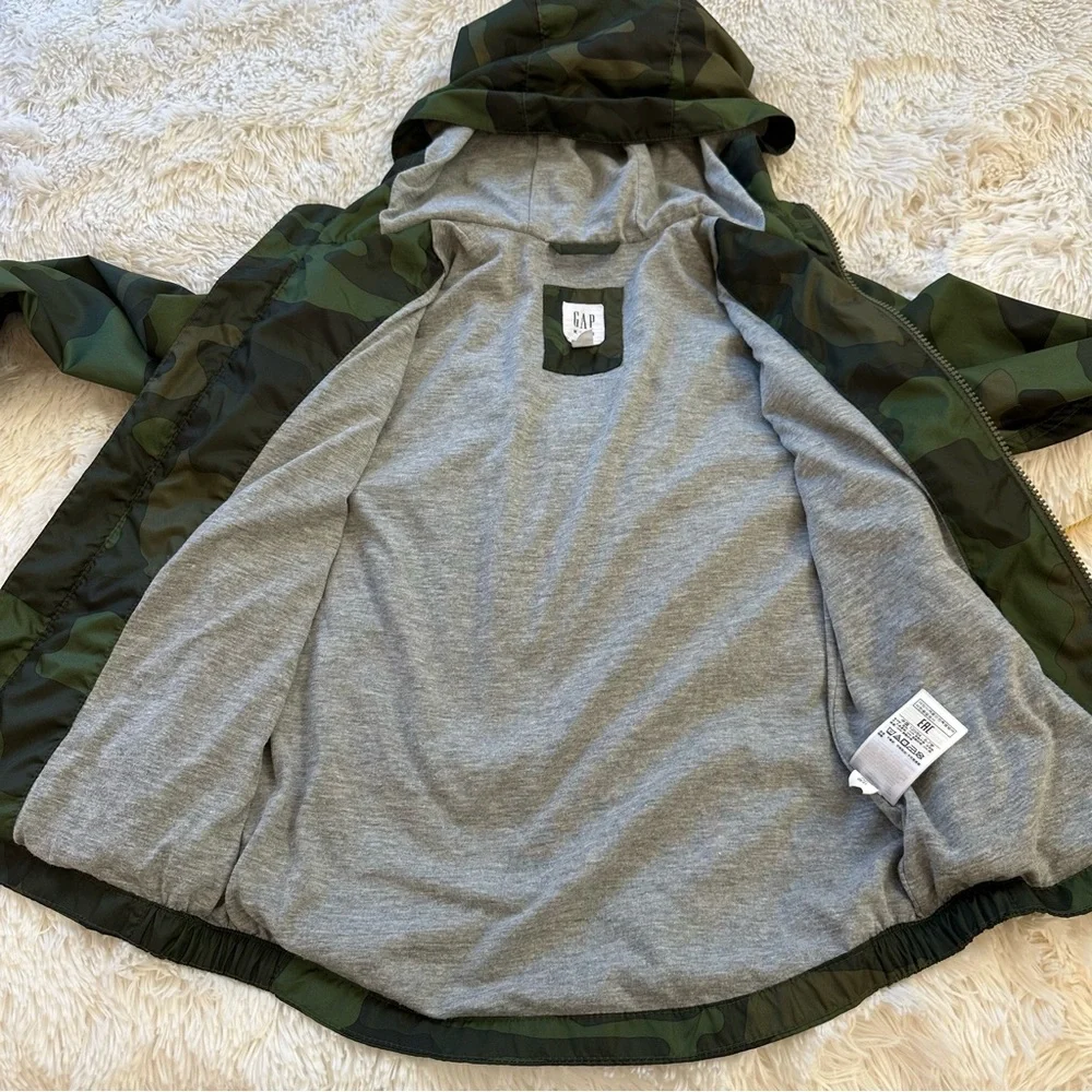 GAP KIDS Boys Green Camo Hooded Lightweight Windbreaker Jacket Size 6/7 Zip